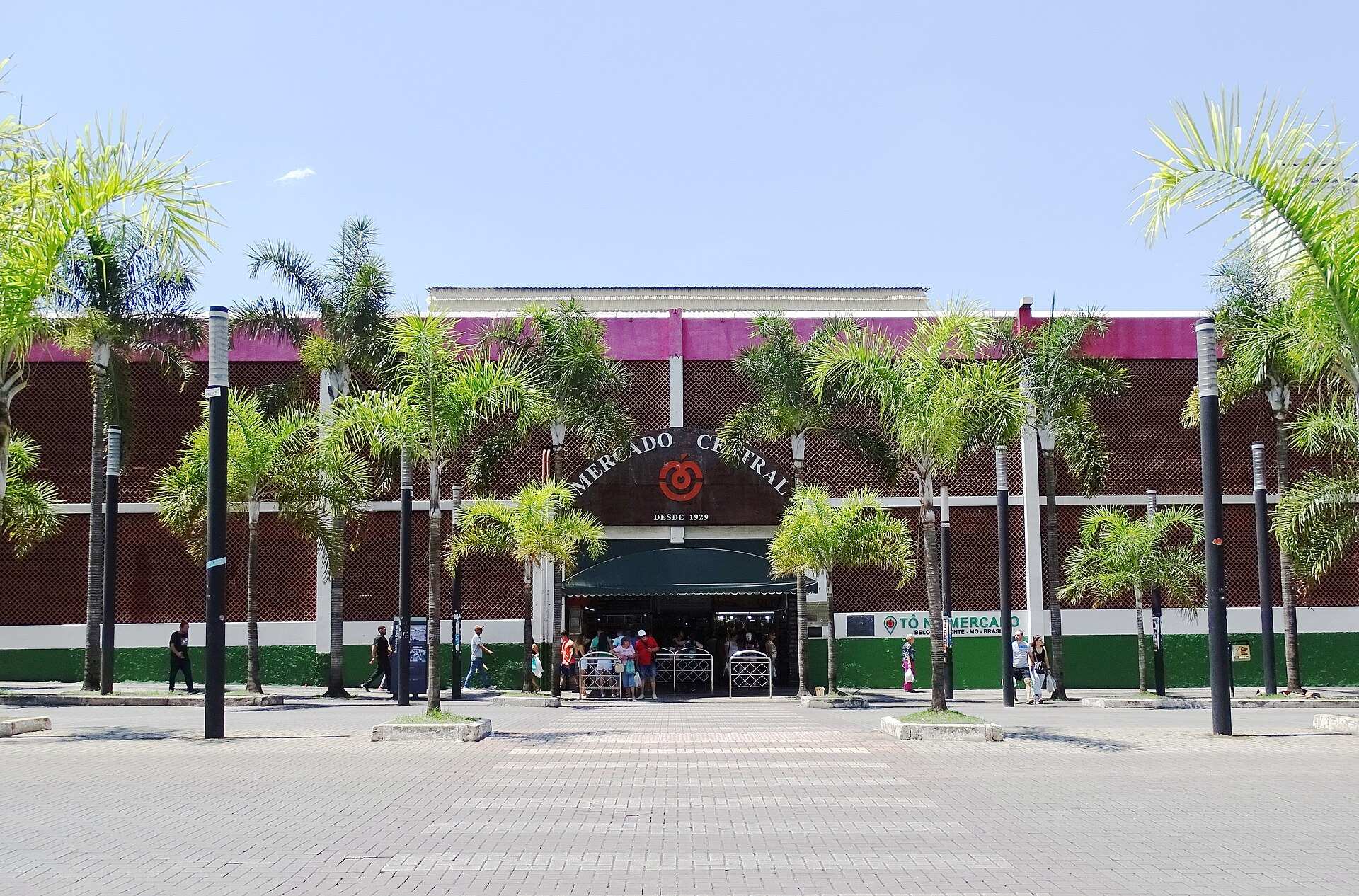 Fachada do Mercado Central de Belo Horizonte, com palmeiras e o letreiro de entrada