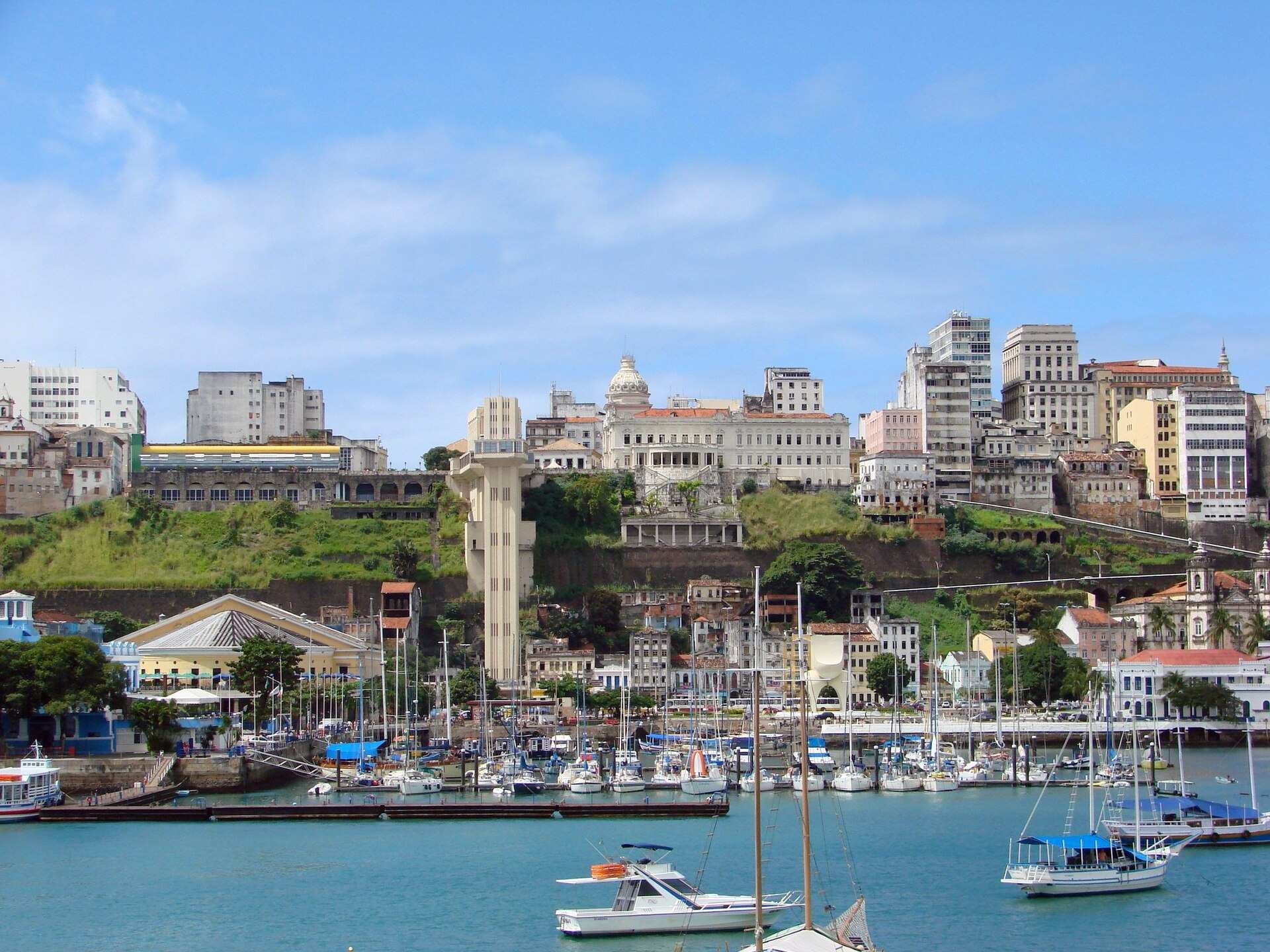 Vista do mar para a Cidade Baixa de Salvador, com o Mercado Modelo, o Elevador Lacerda e a Cidade Alta ao fundo